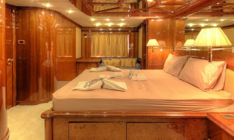 MOTOR YACHT DREAM 