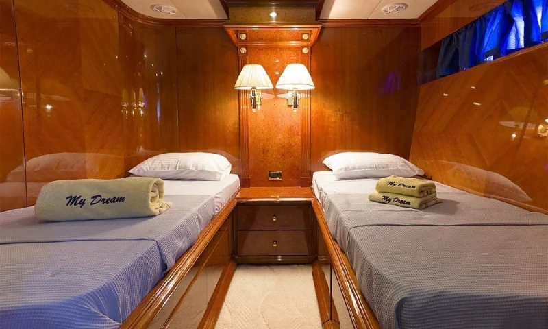 MOTOR YACHT DREAM 