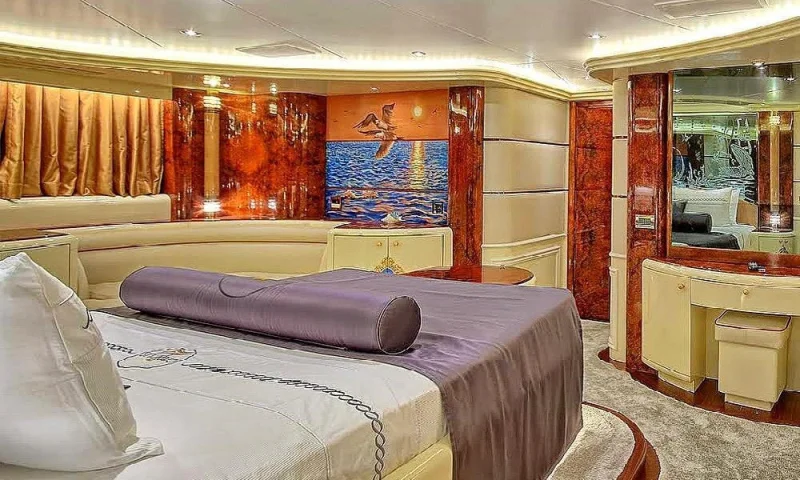 MOTORYACHT CROCUS