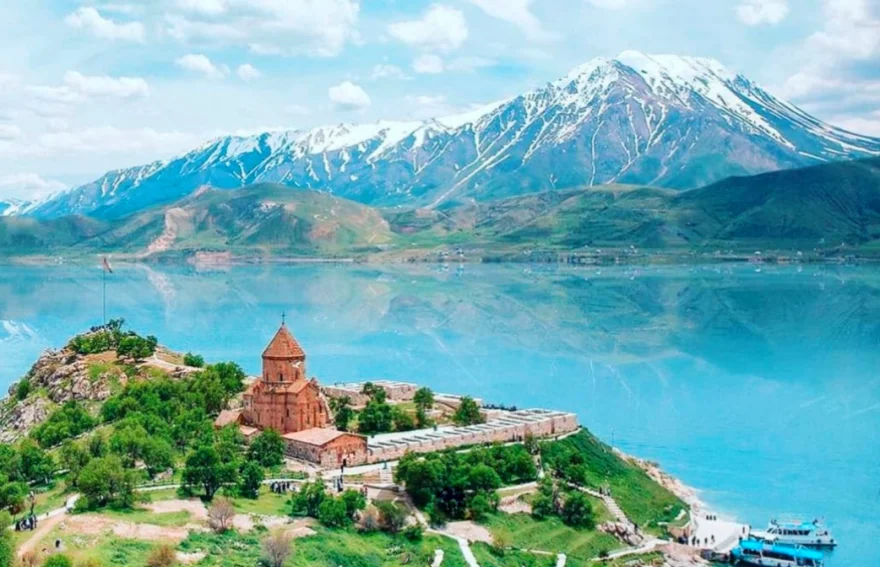 Van lake - Akdamar Church - Van